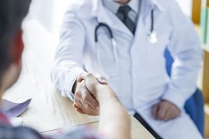 dottore che stringe la mano ad un paziente